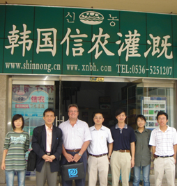 2008年7月，美國DOSMATIC公司銷售部經(jīng)理來信農(nóng)灌溉公司交流留念。.jpg
